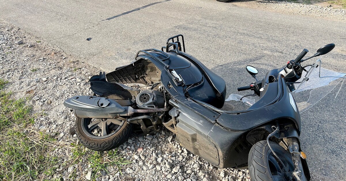 Scooterrijdster aangereden door auto in Drimmelen, beide voertuigen beschadigd