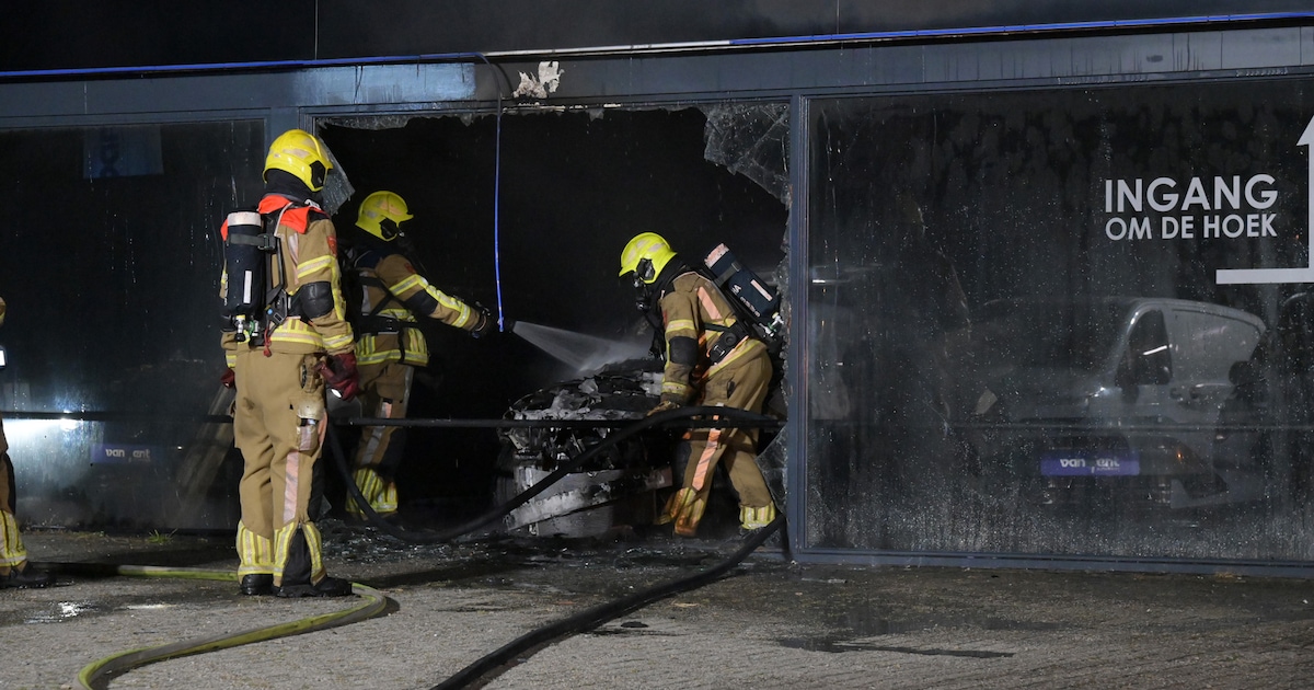 Autoverhuurbedrijf in Etten-Leur zwaar beschadigd nadat auto in brand vliegt