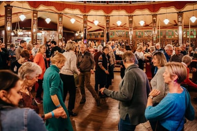 Beentjes losgooien in de Spiegeltent: gratis dansmiddag met hits van vroeger in Essen