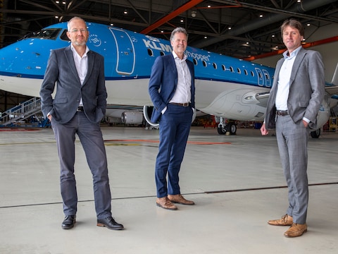 Karel Bockstael (hoofd duurzaamheid KLM), Henk-Jan van der Hoek (manager Aircraft Trading) en Jeroen van Eijk (projectmanager KLM Cityhopper) bij de nieuwe Cityhopper.