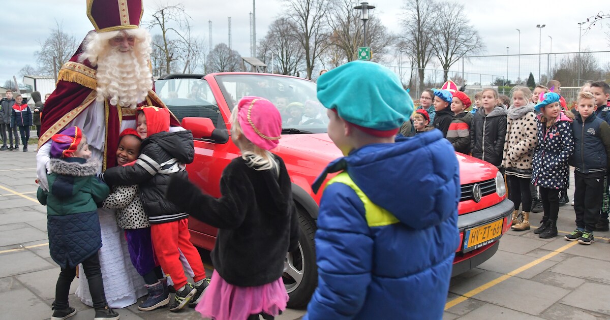 Kinderen Sint Jansteen zijn blij Sinterklaas te zien en geven hem op school een dikke knuffel