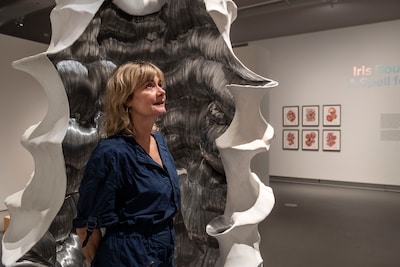 Bredase kunstenares Iris Bouwmeester deelt grote dromen en kleine details in nieuwe expo