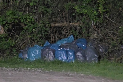 Brandweer onderzoekt dumping in Rijsbergen, zo’n twintig vuilniszakken achtergelaten