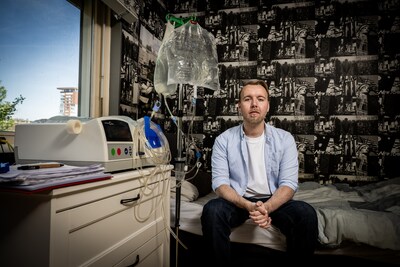 Tien uur lang, dag in dag uit, ligt Floris (21) aan de dialyse: ‘Ben alleen maar bezig met overleven’