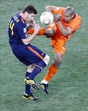 Harde overtreding van Nigel de Jong op Xabi Alonso. FOTO ANP.