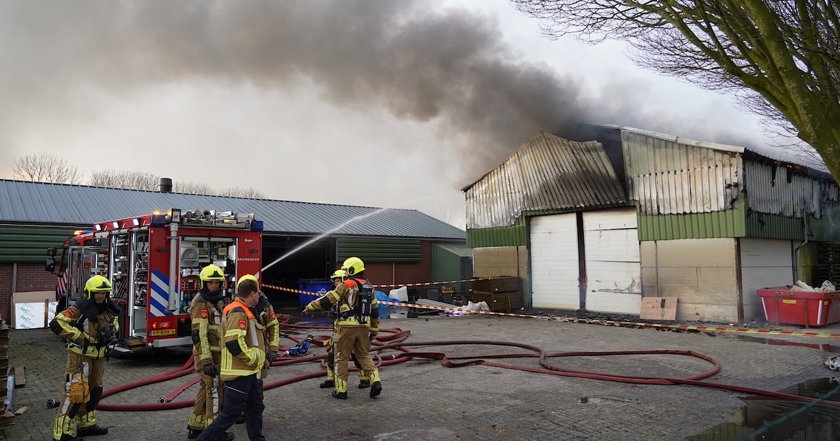 Loods met ijzer uitgebrand in Den Hout: pas na 3,5 uur blussen geen rook en vuur meer te zien