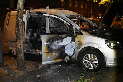 Geparkeerde werkbus brandt volledig af in Breda