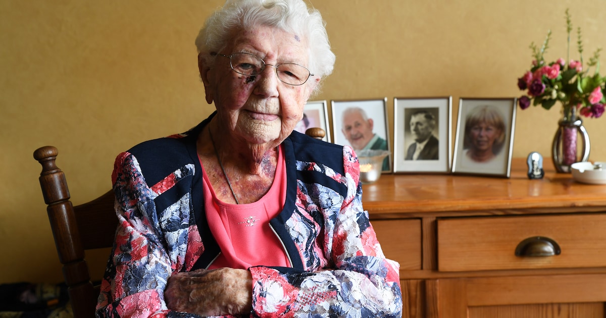 Anneke Weterings uit Dongen blaast 105 kaarsjes uit - ondanks 3 pakjes ...