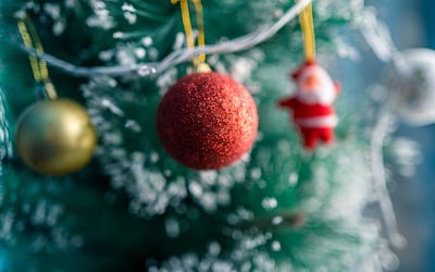 Kinderen maken kerstballen bij HORNBACH Breda