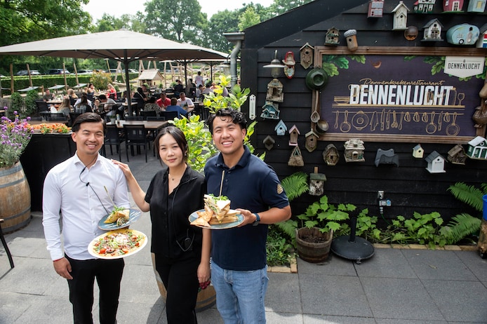 Pannenkoekenrestaurant Dennenlucht in Breda is sinds Hemelvaartsdag weer open, met op de voorgrond de nieuwe eigenaars, v.l.n.r. Yidong, Jessica en Yiji Jin.