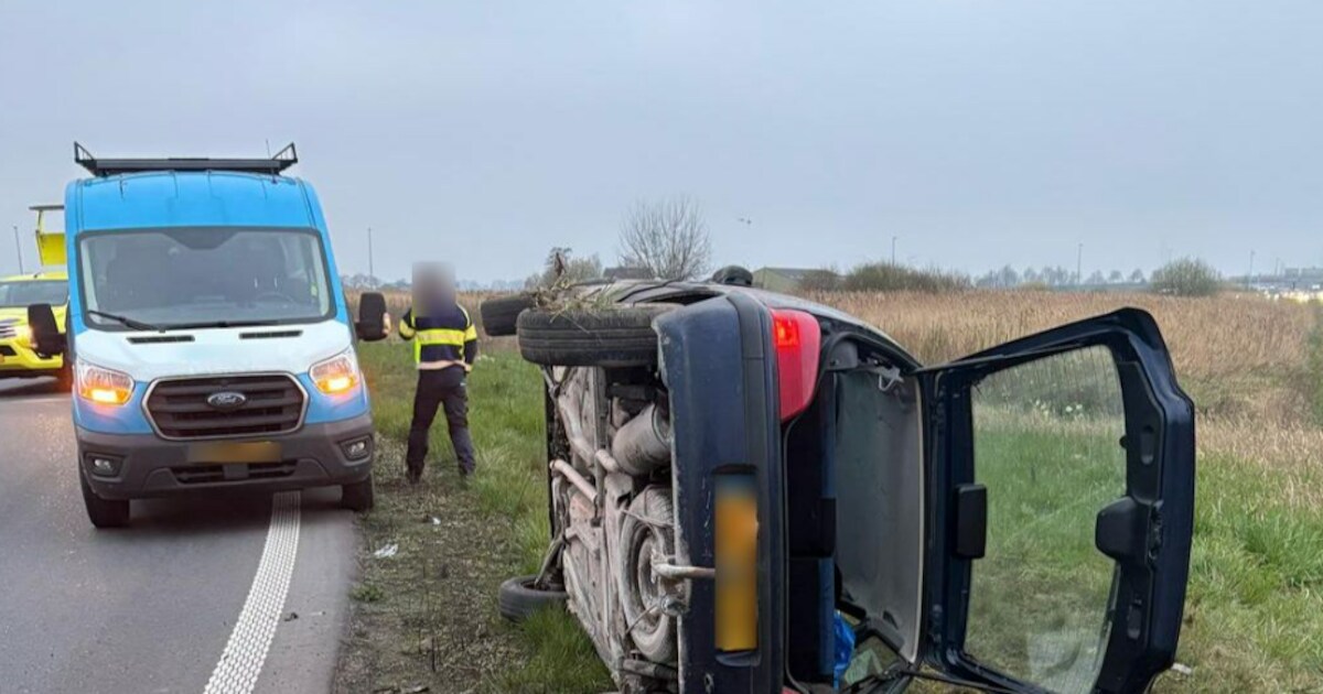 Auto slaat over de kop op A59 bij knooppunt Zonzeel