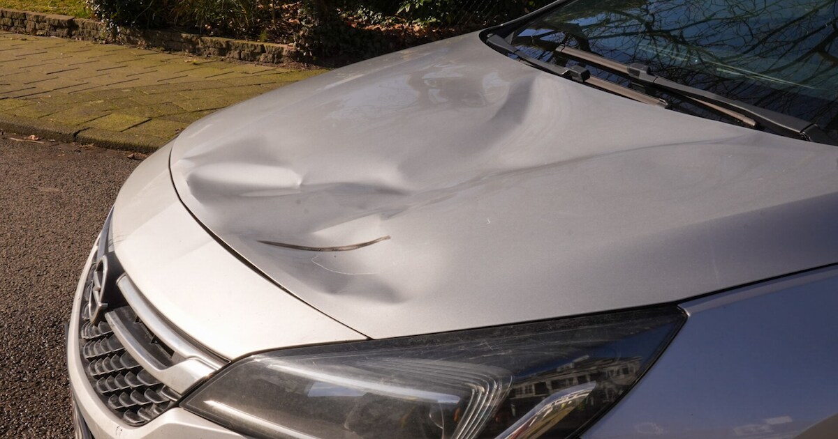 Fietser landt op motorkap bij aanrijding met auto in Vlierden, gewond naar het ziekenhuis