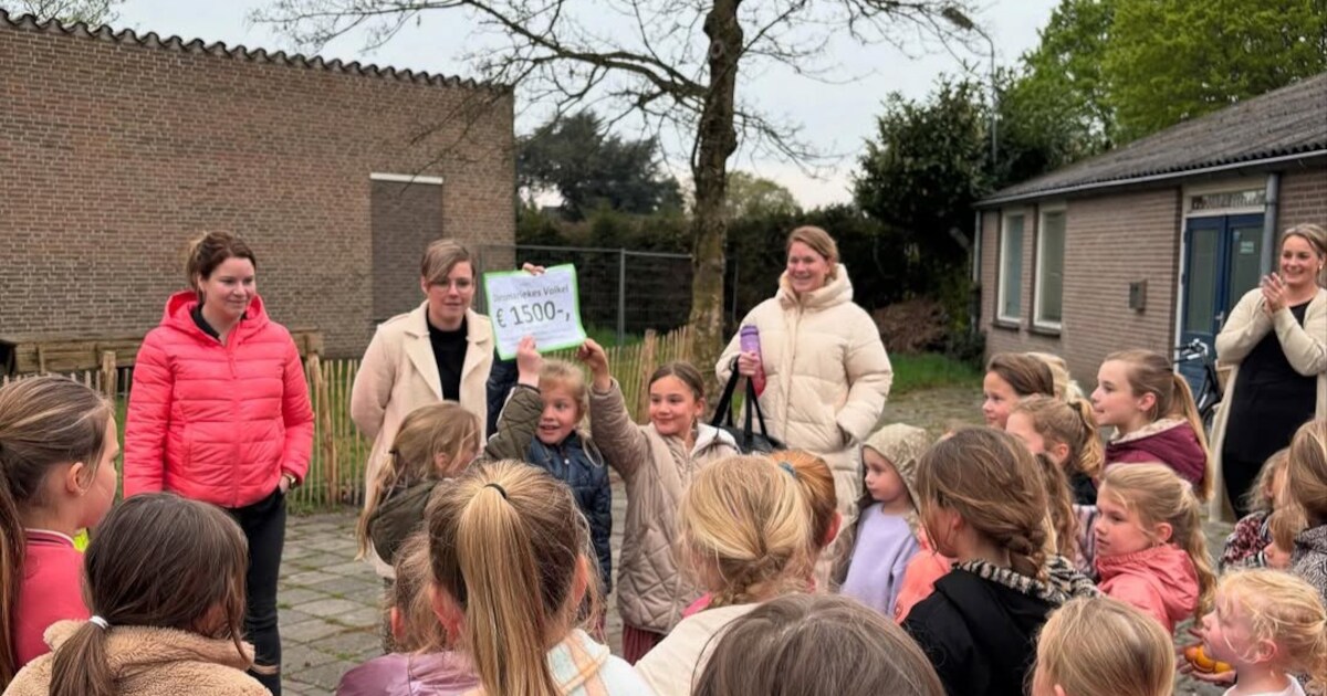Cheque van 1500 euro voor Dansmariekes Volkel: nieuwe tweedehandskledingbeurs blijkt succes