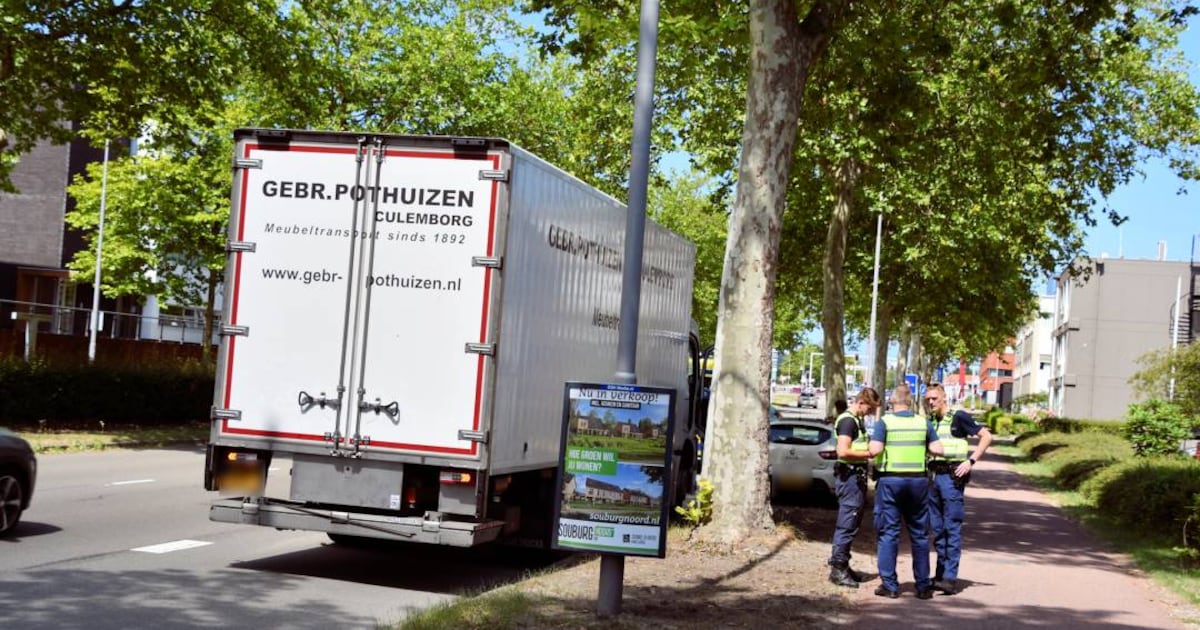 Auto in botsing met vrachtwagen aan Schroeweg in Middelburg