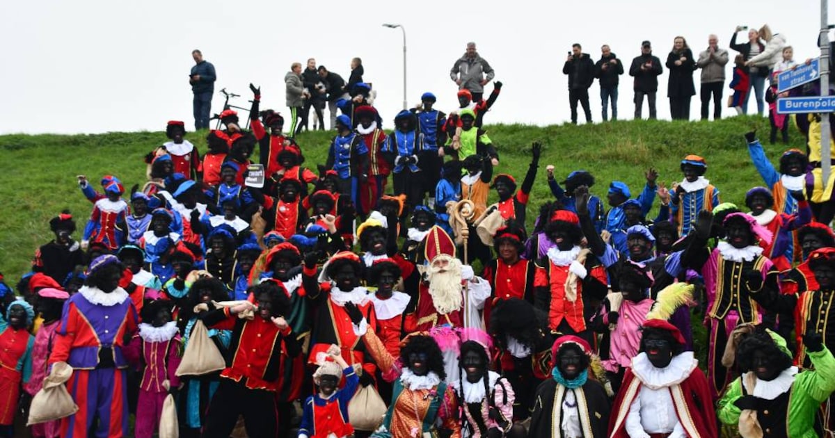 Tóch intocht van Sinterklaas in Yerseke, met zwarte pieten
