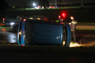 Vrouw verliest macht over het stuur en belandt met haar voertuig op de zijkant in Roosendaal