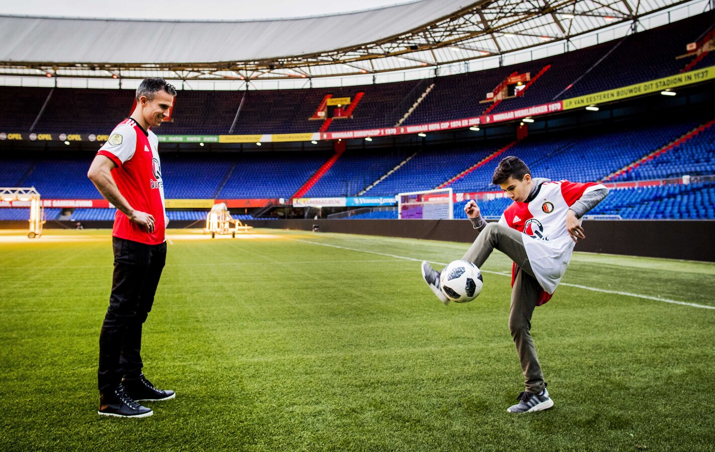 Robin van Persie met zoon Shaqueel in 2018, toen senior terugkeerde bij Feyenoord.