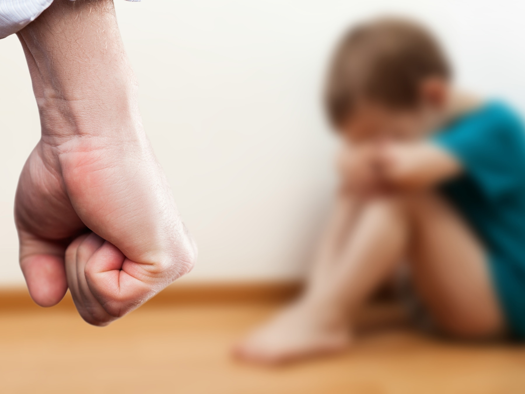 Moeder ontdekt gebroken ribben en arm bij zoontje (1) na logeerpartij bij stiefopa