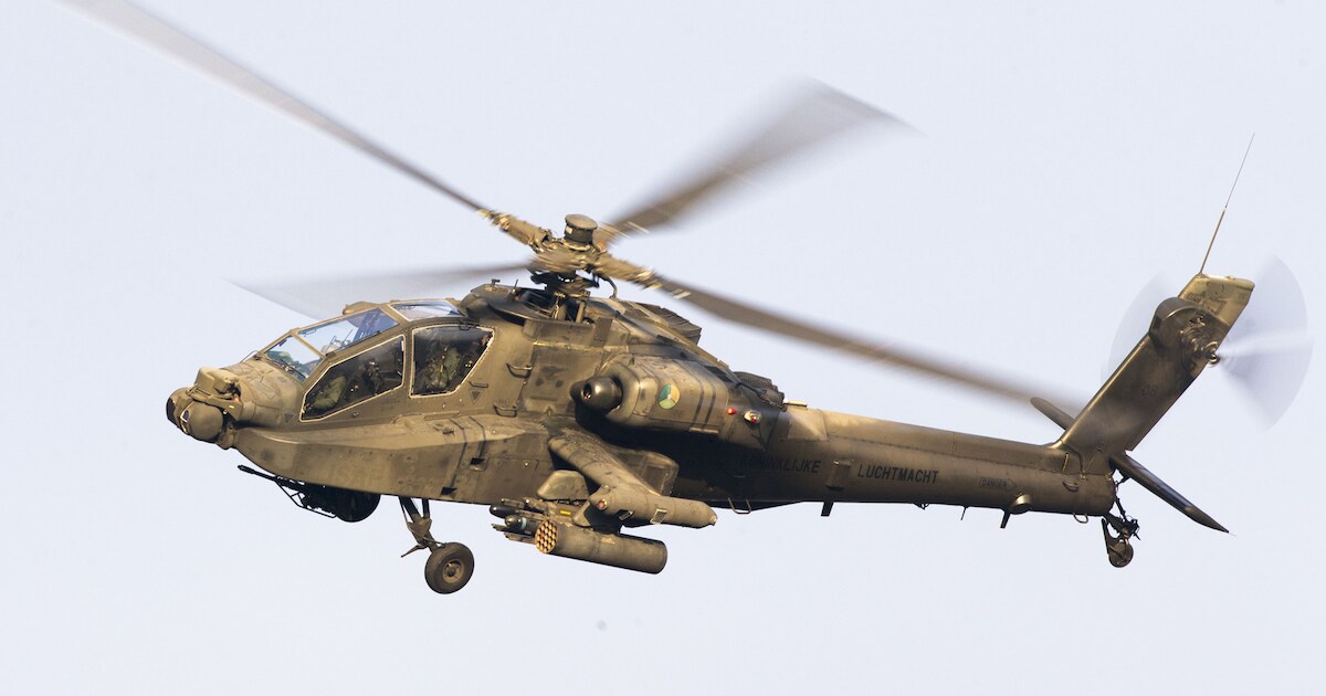 Apache maakt voorzorgslanding in weiland