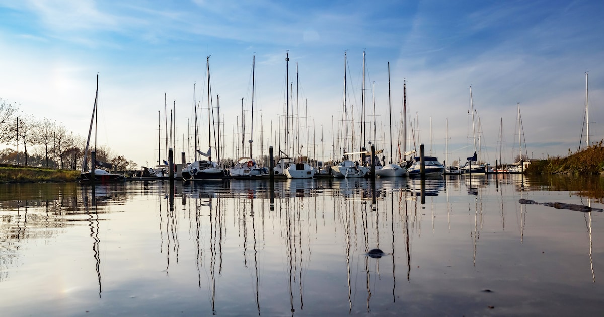 Brand op plezierjacht in haven van Willemstad onder controle, omwonenden wordt aangeraden ramen en d