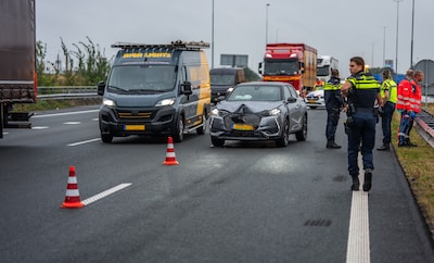 Auto botst achter op vrachtwagen op A16, vrachtwagenchauffeur rijdt vermoedelijk onbewust door