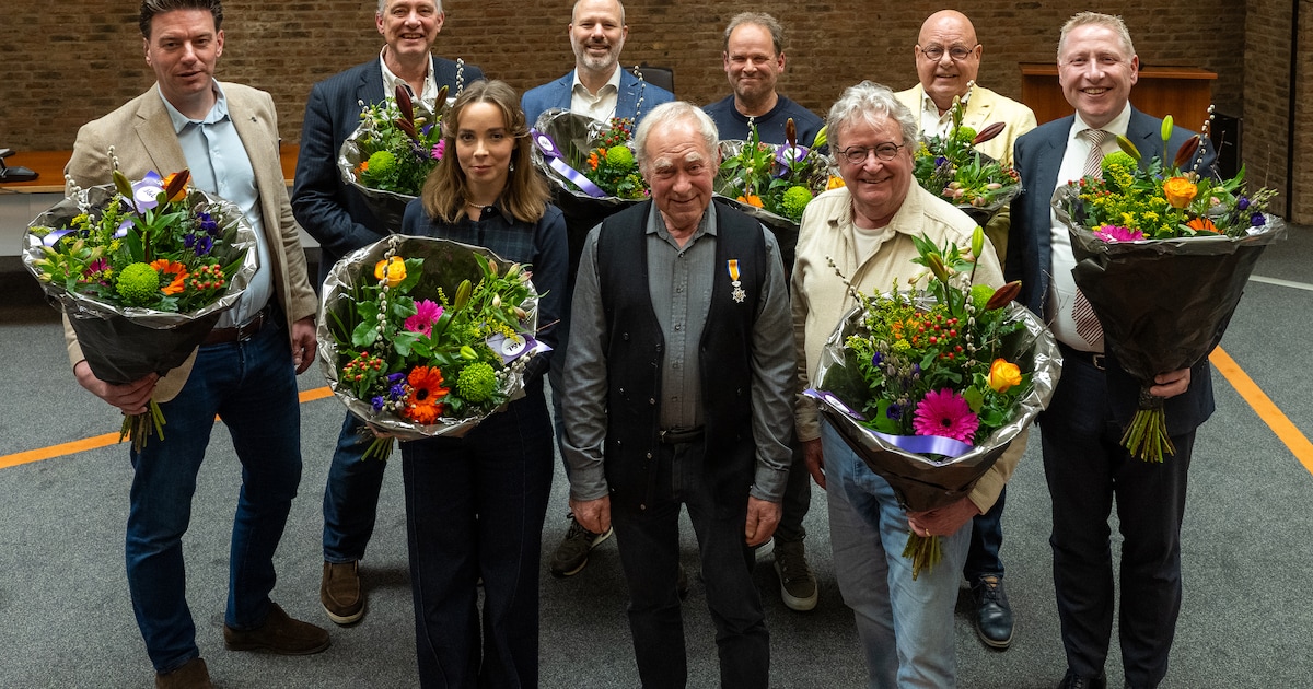 Tien vertrekkende raadsleden in Oosterhout; lintje voor Henk van Ginneken, oprichter van GBV