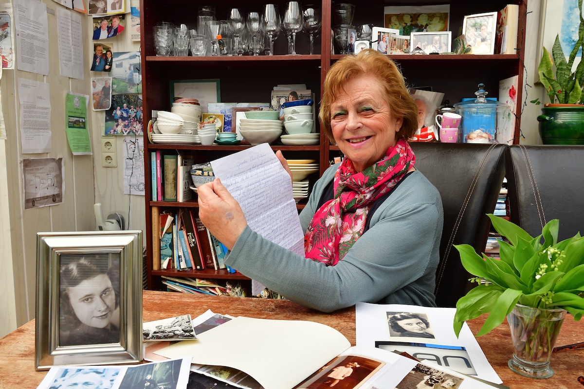 Liliane van Geel-den Ronden toont een brief en een portret van haar moeder Nan Hermes.