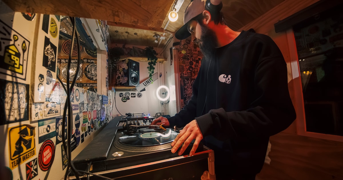 Hoe vinyl zijn weg terugvindt naar de Bredase dj-scene: ‘Je hoort elke fout, en dat is juist de char