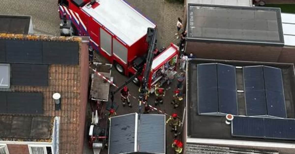 Tuinhuisje hangt plots in de lucht, brandweer en politie schieten te hulp