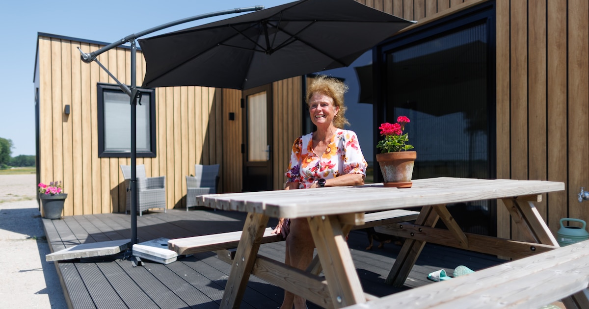 Ingrid (67) liet haar ‘kot’ in de achtertuin van haar dochters bouwen: ‘We lopen de deur niet plat b