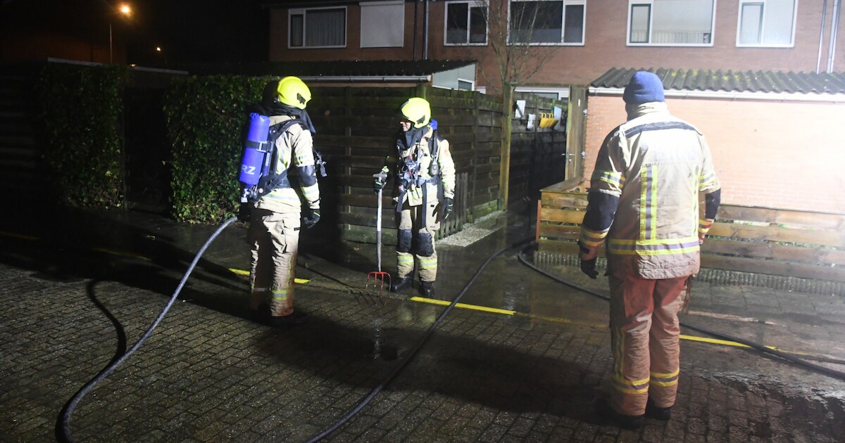 Schutting tussen twee woningen aan de Burgemeester Hackstraat in Arnemuiden in brand