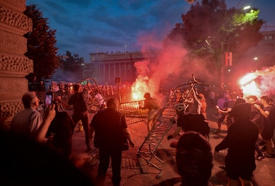 Sfeer grimmig na demonstratie met tienduizenden in Belgrado
