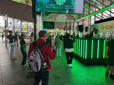Verrassing op Rotterdam Centraal: spontaan dj-optreden zorgt voor dansende reizigers