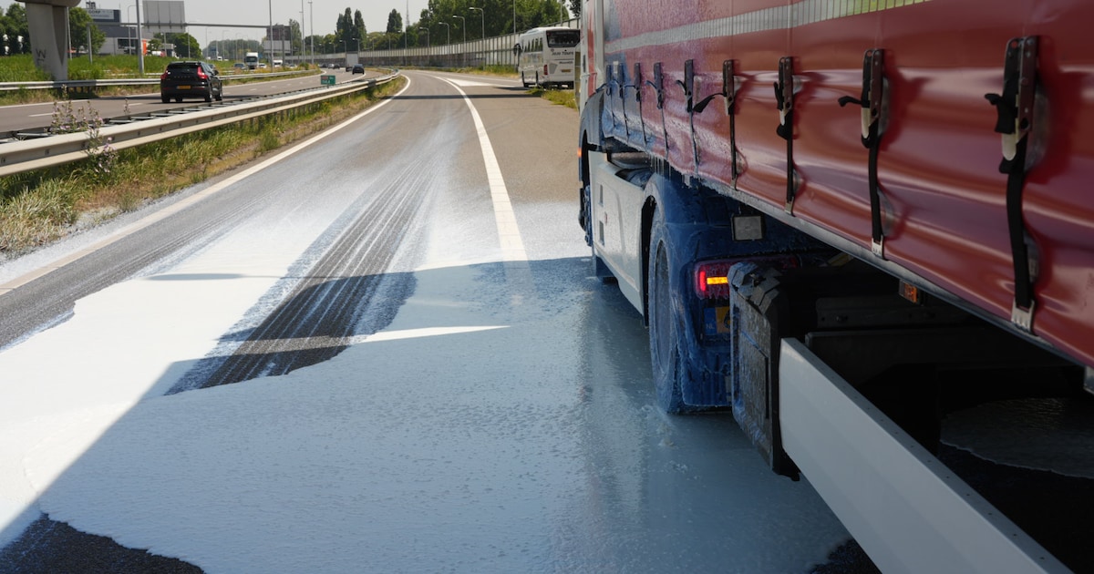 Chauffeur zet vrachtwagen stil nadat vloeistof uit voertuig stroomt op A59
