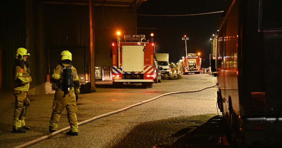 Auto en vrachtwagen in brand in Strijbeek