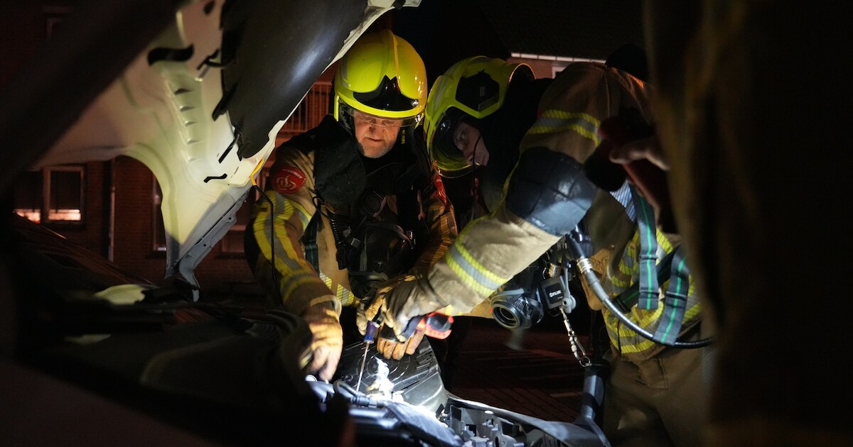 Auto begint te roken in Rijen: oververhitte accu blijkt de boosdoener