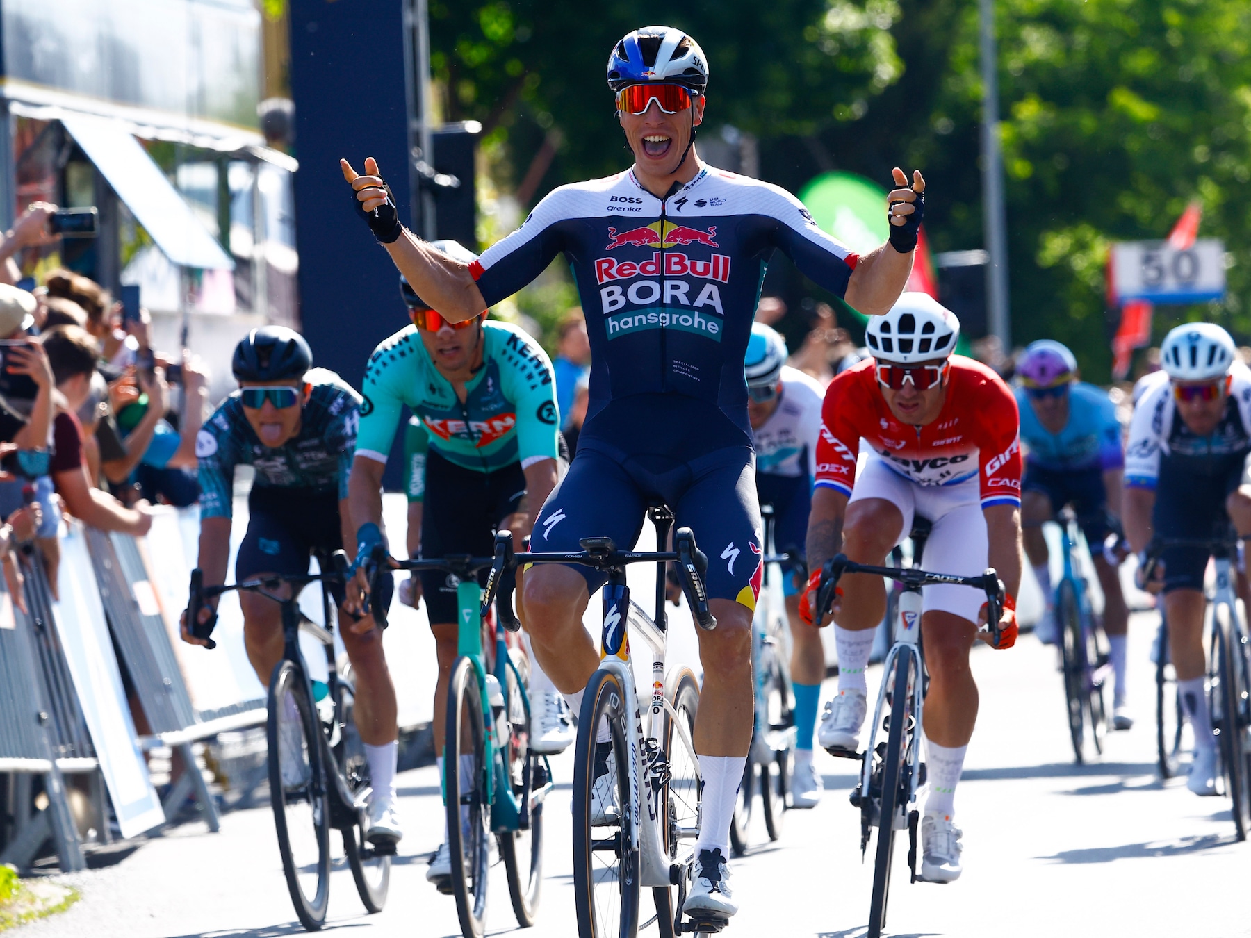 Leider Mads Pedersen maakt favorietenrol waar en voltooit hattrick in Giro d’Italia na millimetersprint