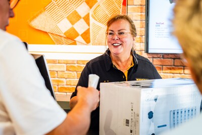 Emotionele heropening Blokker Oud-Beijerland: ‘De oude klanten zijn weer terug, geweldig’