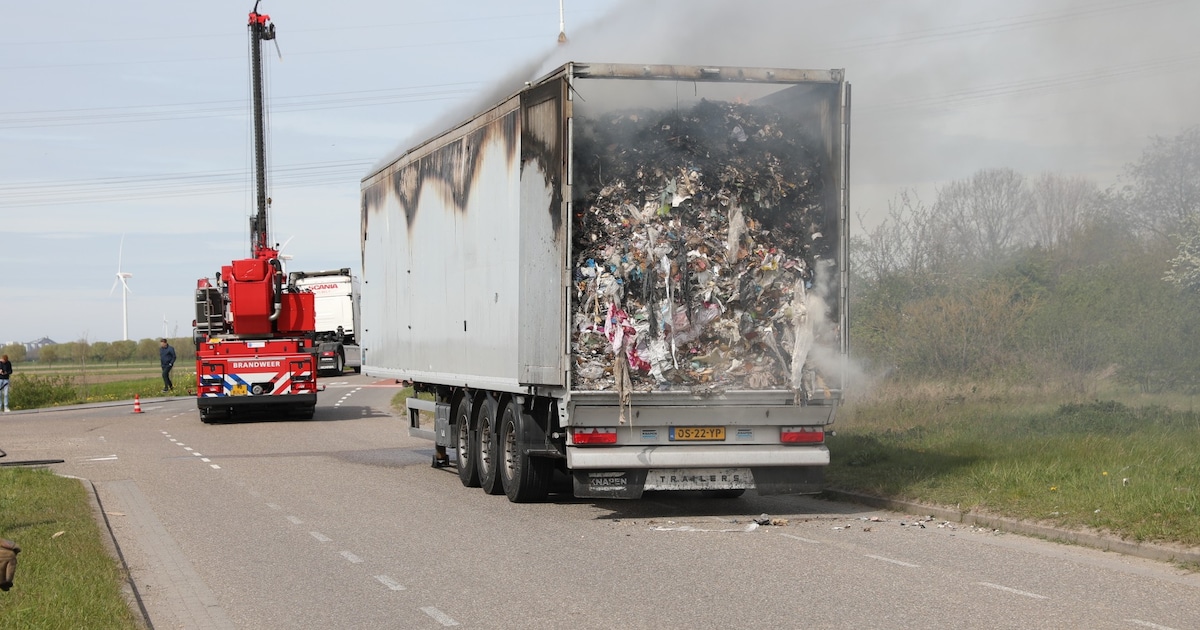 Vrachtwagen met bedrijfsafval in brand op A17 bij Oud Gastel