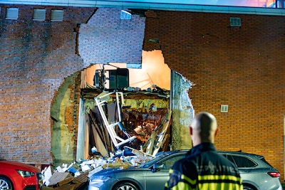 Speurhonden zoeken onder puin naar mogelijke slachtoffers, e