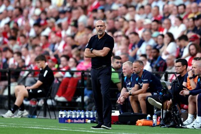 Peter Bosz gepikeerd na valse start met PSV: ‘Ik snap best dat je in discussie wil gaan, maar dat is echt onzin’