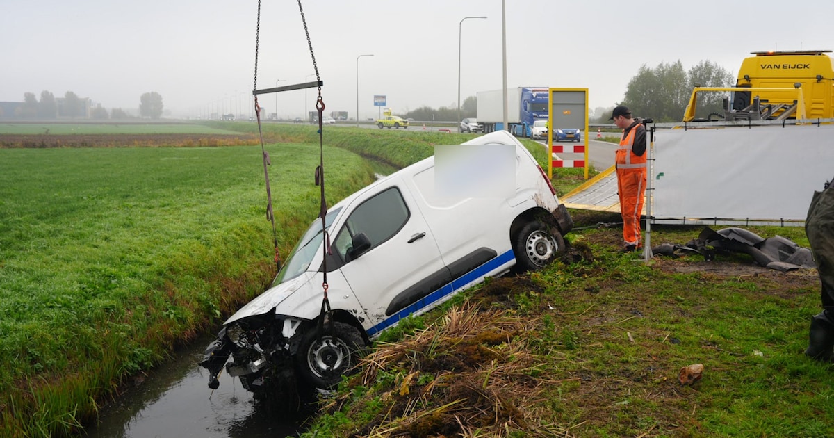 Bestuurder rijdt met bestelbus sloot in tijdens dichte mist in Sprang-Capelle, bord wordt uit de gro