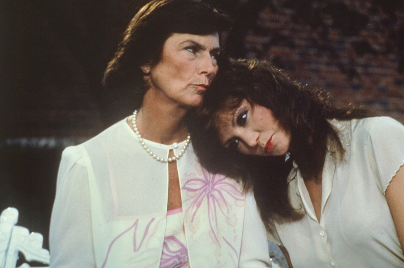Scène met Priscilla Pointer als Rebecca Barnes Wentworth en Victoria Principal als Pamela Ewing in de Amerikaanse soapserie Dallas.
