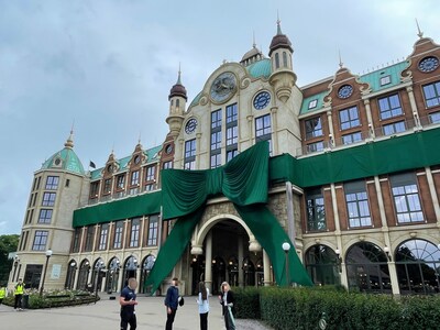 Efteling breekt wereldrecord: park versiert net geopend Grand Hotel met gigantische cadeaustrik