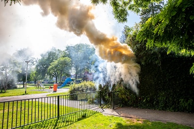Heg vat vlam in tuin in Roosendaal, brand snel onder controle