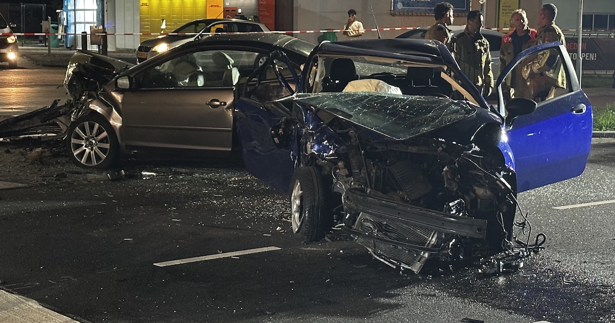 Vier gewonden en grote schade bij botsing tussen twee auto’s in Breda