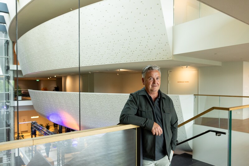 Van schoolcabaret en drogisterijpraatjes tot directeur van het theater ...