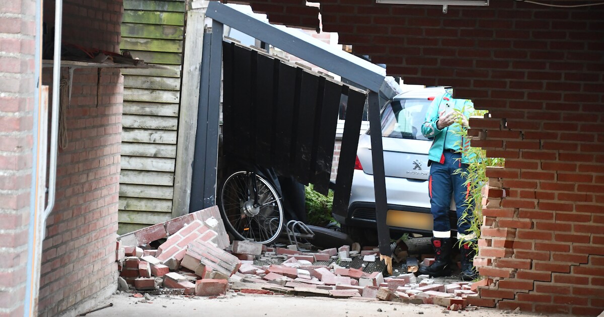 Bestuurster rijdt dwars door muur van garagebox in Oost-Souburg, rijbewijs ingevorderd