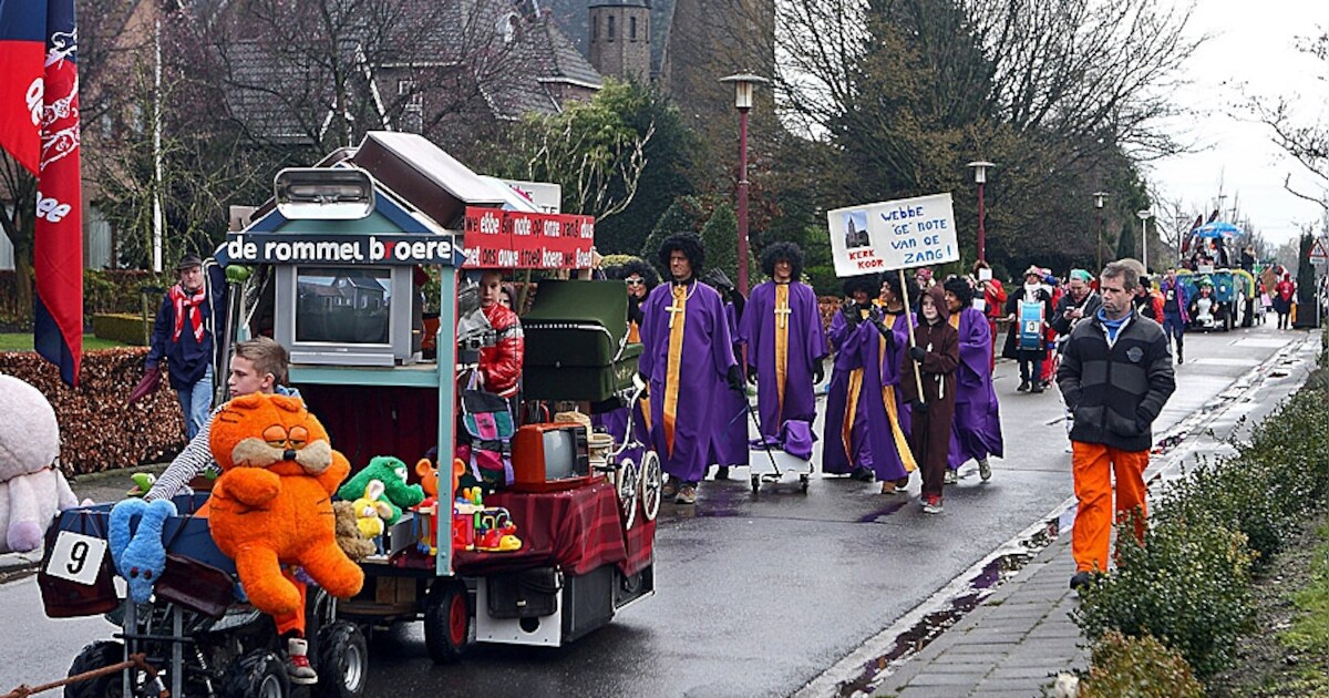 Veel 'noten' in optocht en intocht Moerstraten