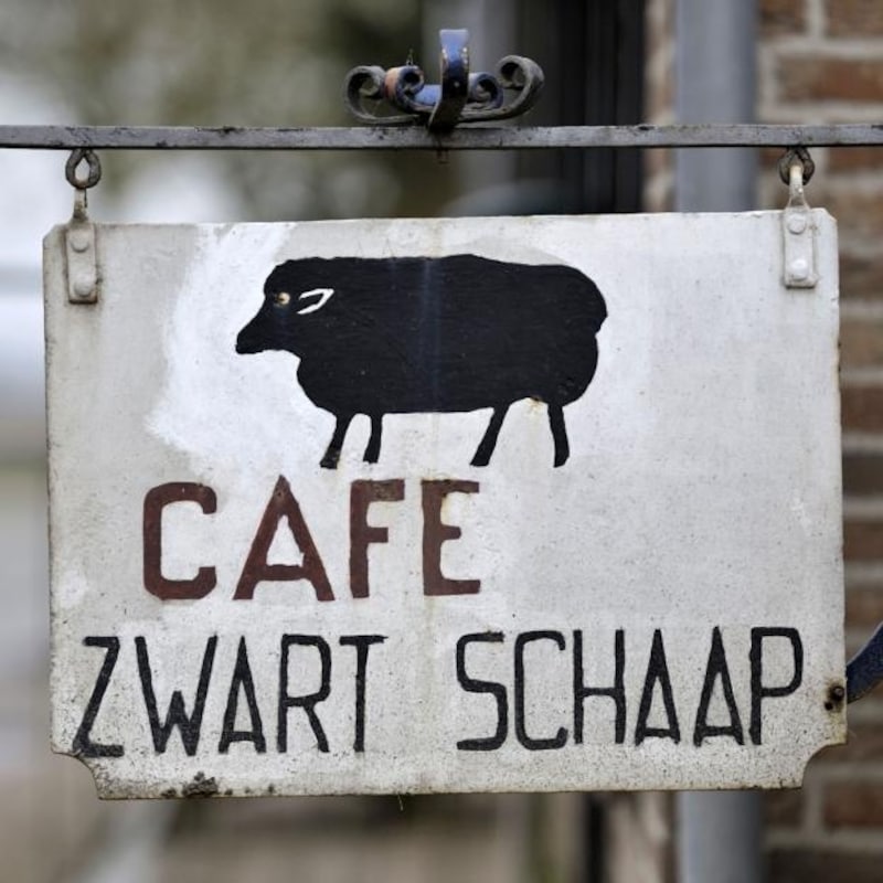 Het emaillen bord met het zwarte schaap erop is voor de foto nog eens voor de dag gehaald.